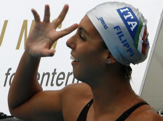 Ammiratori: la nuotatrice Alessia Filippi lo imita per festeggiare una medaglia agli Europei nel luglio del 2006, pochi giorni dopo il Mondiale. Reuters
